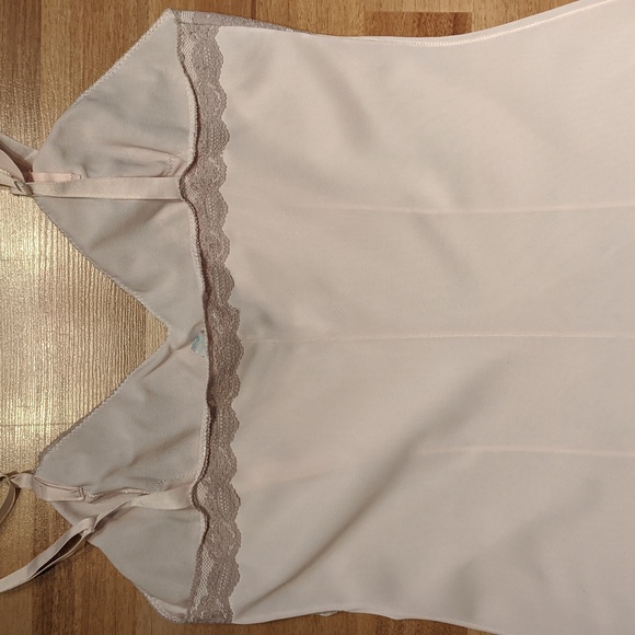 Vintage light pink dress slip with lace trim on bodice and hem by Dorsay - Picture 6 of 8